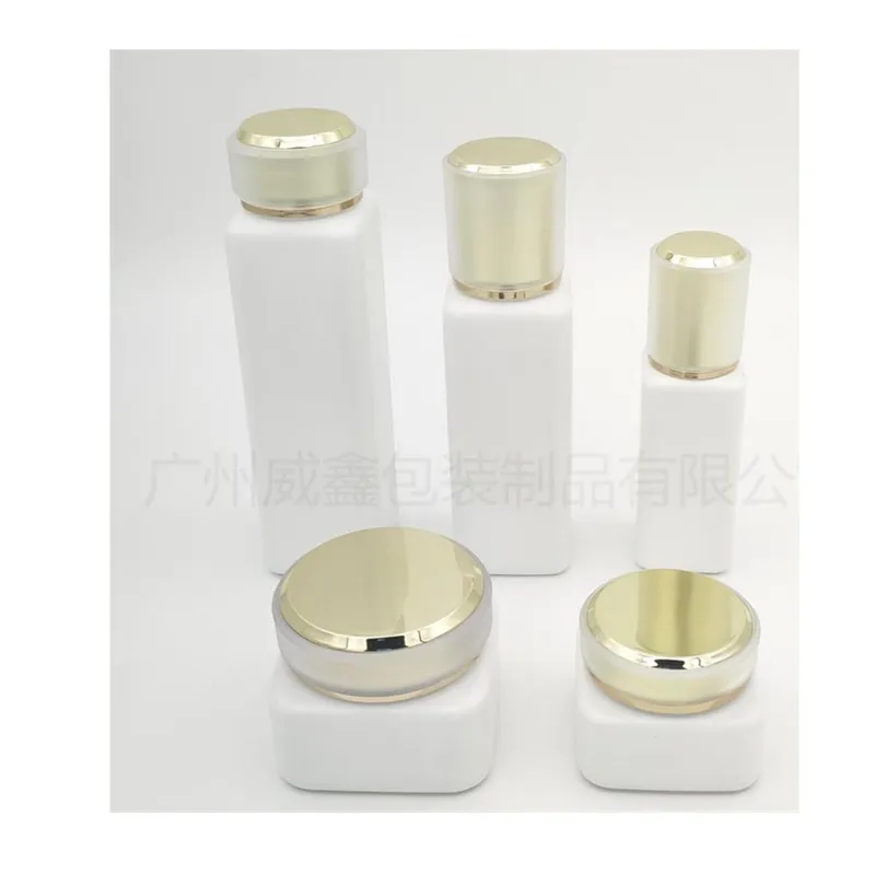 Bộ chai + hũ thủy tinh trắng sứ nắp vàng vuông – mã NXG0547