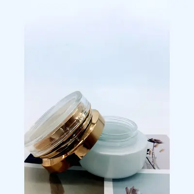 Bộ chai xịt thủy tinh + hũ kem trắng sứ nắp vàng hồng 120ml – ảnh 3