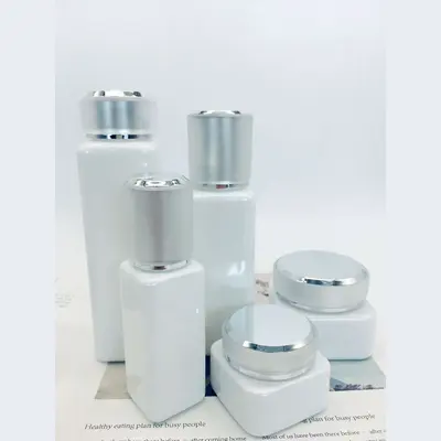 Bộ chai xịt thủy tinh + hũ kem trắng vuông nắp bạc 150ml – ảnh 2