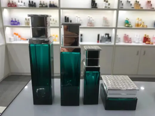Bộ chai thủy tinh xanh lá vuông cao cấp tại showroom