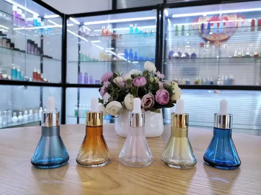 Bộ chai tinh dầu thủy tinh nhiều màu tại showroom mẫu