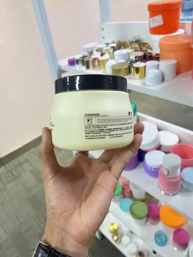 Hũ kem nhựa dung tích lớn nắp đen cầm trên tay