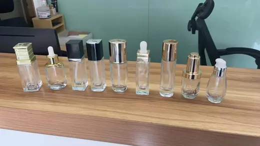 Chai thủy tinh vuông trong suốt nhiều dung tích trên kệ gỗ