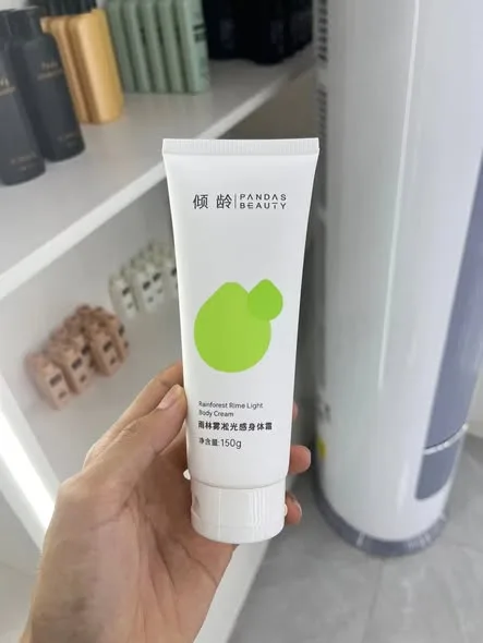 Tuýp kem dưỡng thể in logo thực tế cầm trên tay
